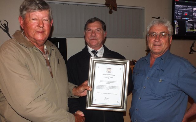 Links ontvang Koos de Kock ‘n sertifikaat vir sy werk as SAMSA Ondersoekbeampte en Veiligheidsoffisier van Philip Fourie en Johan Burmeister 